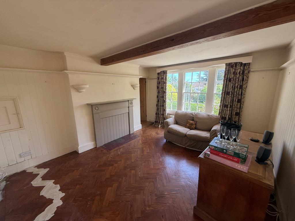 Lot: 119 - DETACHED HOUSE AFFECTED BY LANDSLIP - Living room